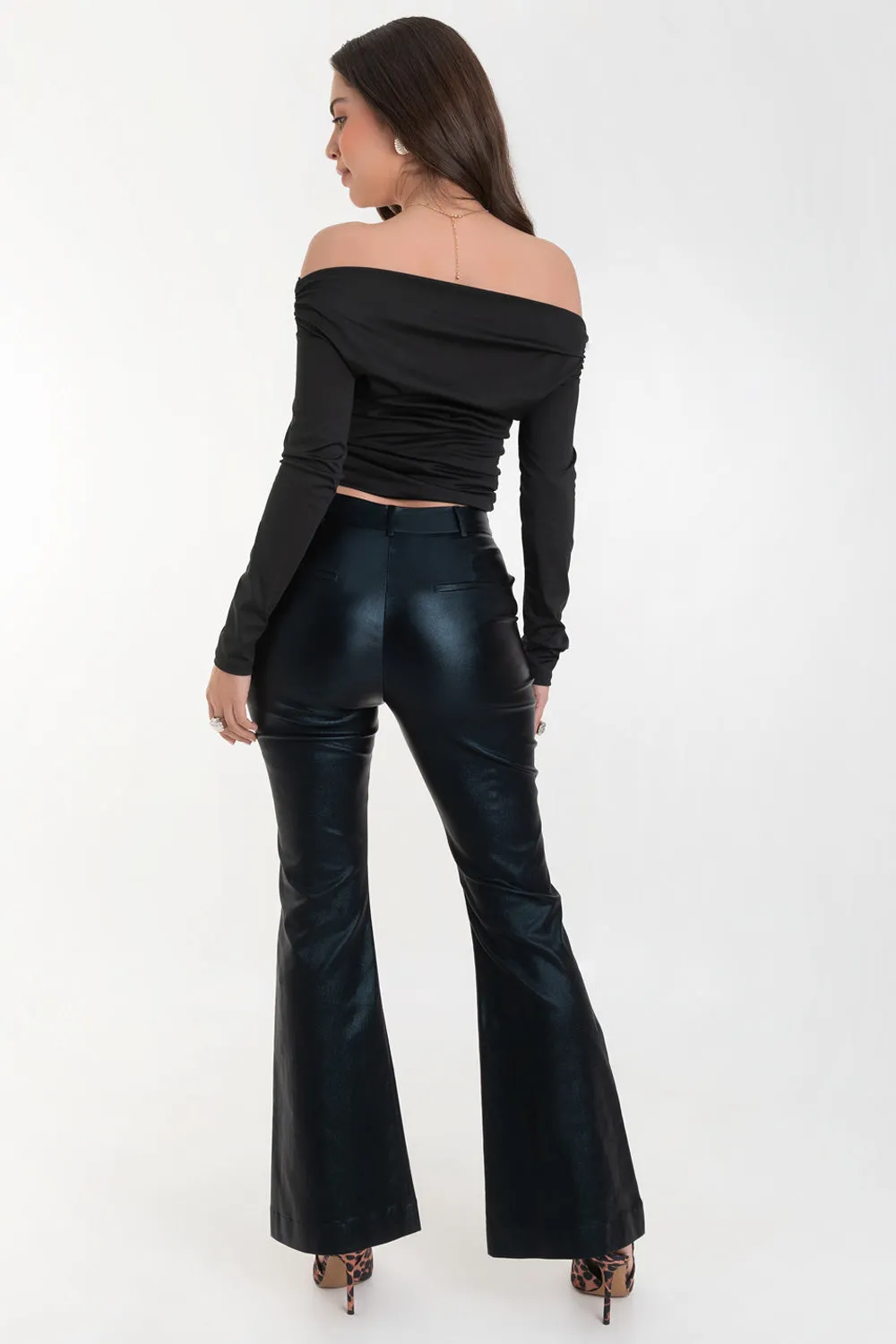 Pantalón ajustado fit flare de efecto piel cintura media