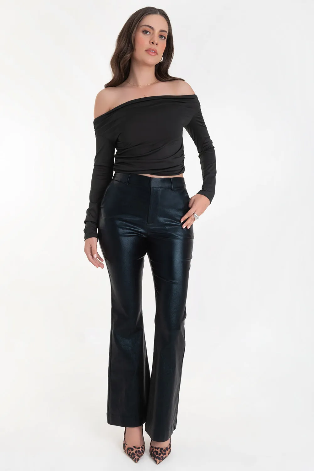 Pantalón ajustado fit flare de efecto piel cintura media