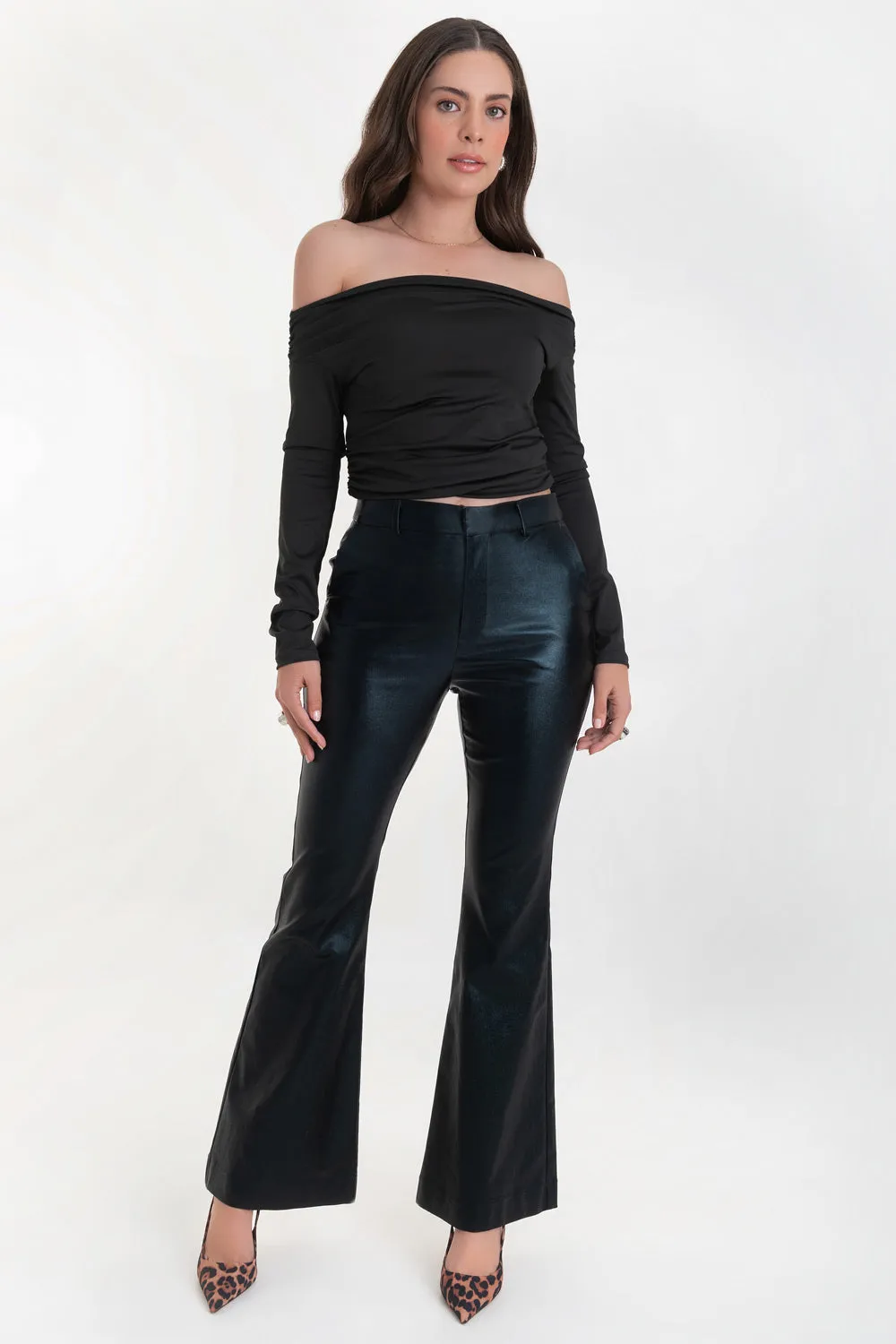 Pantalón ajustado fit flare de efecto piel cintura media