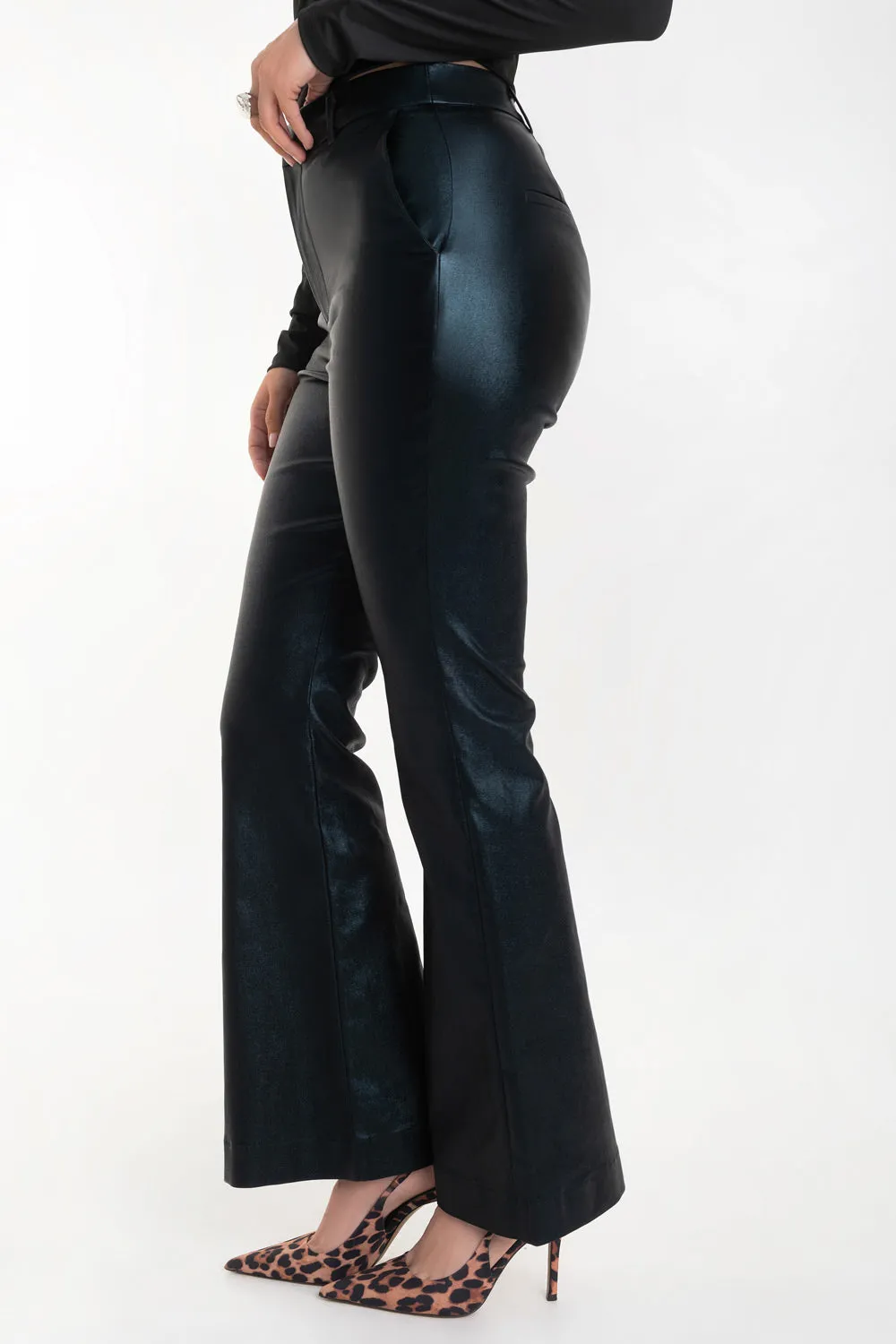 Pantalón ajustado fit flare de efecto piel cintura media