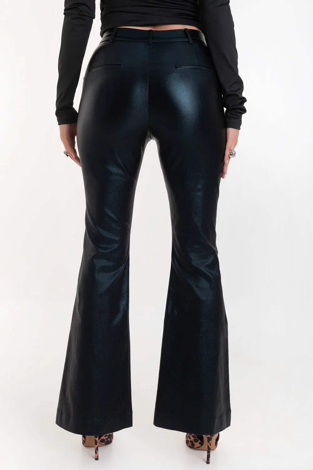 Pantalón ajustado fit flare de efecto piel cintura media