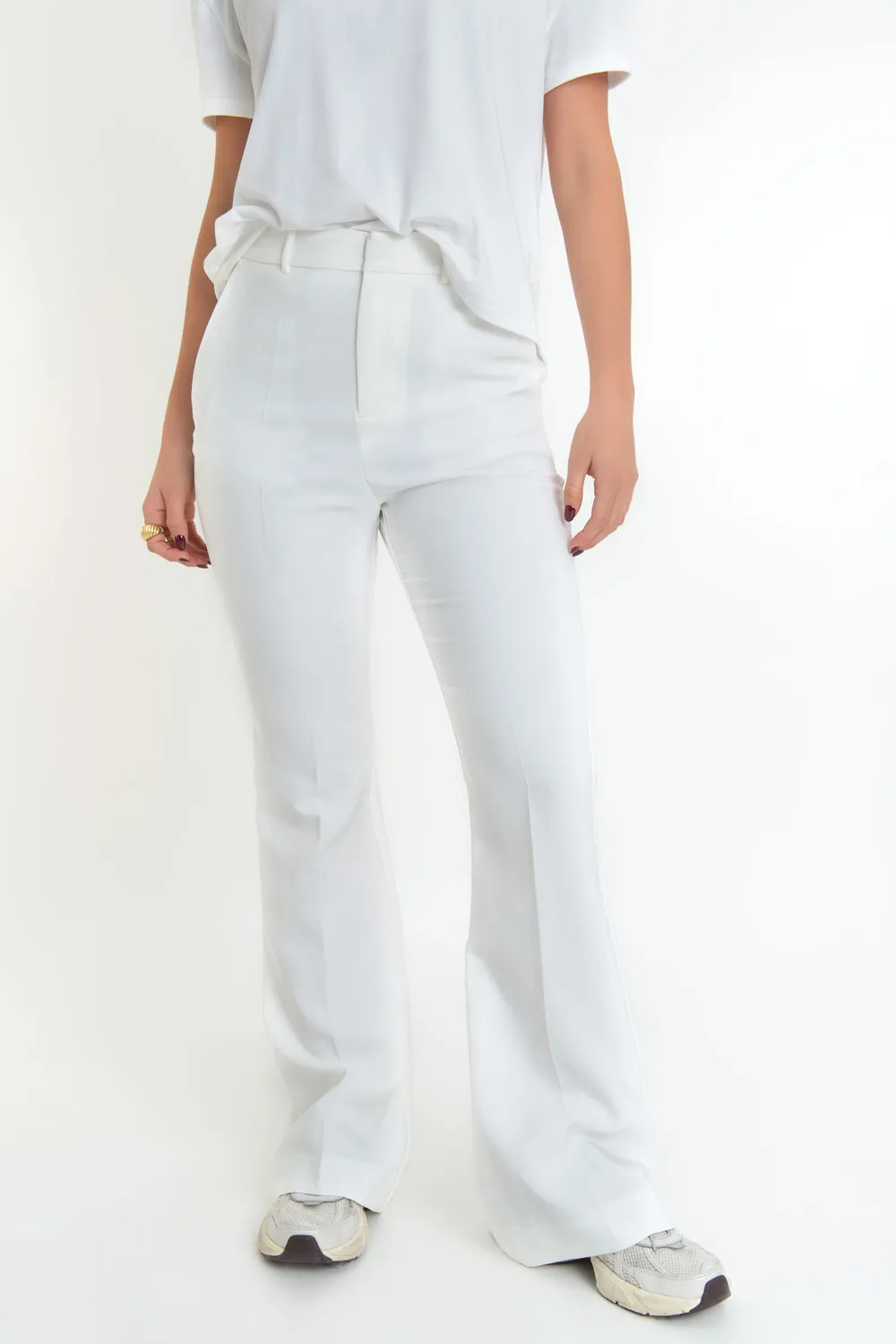 Pantalón ajustado flare fit con raya