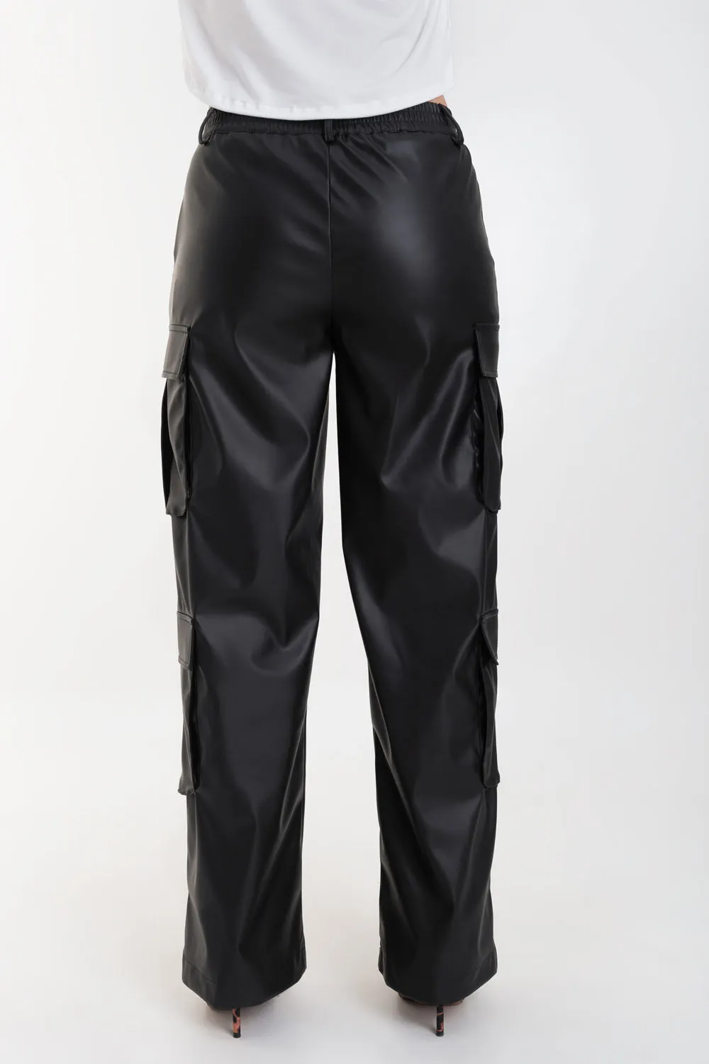 Pantalón cargo de efecto piel fit recto