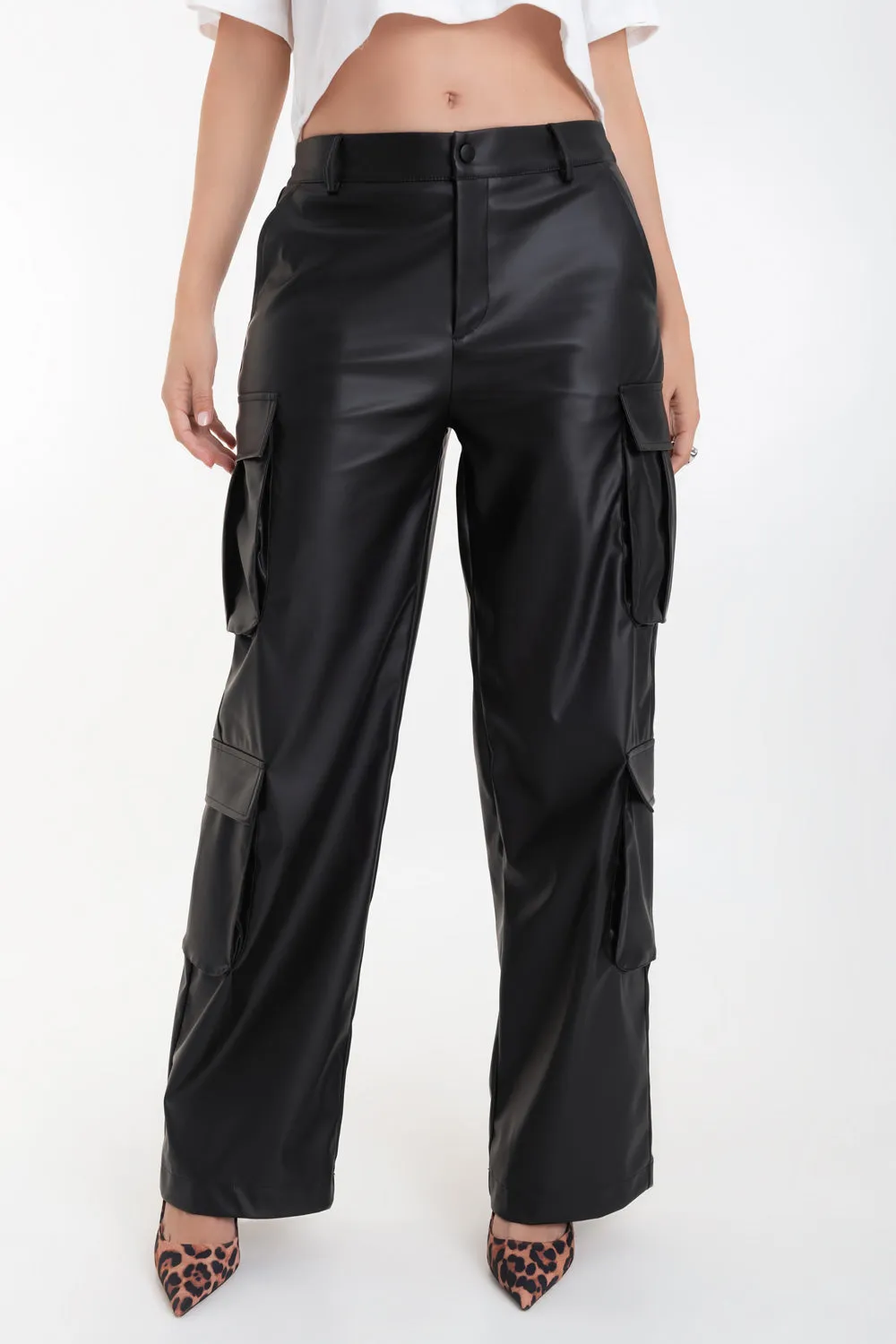 Pantalón cargo de efecto piel fit recto