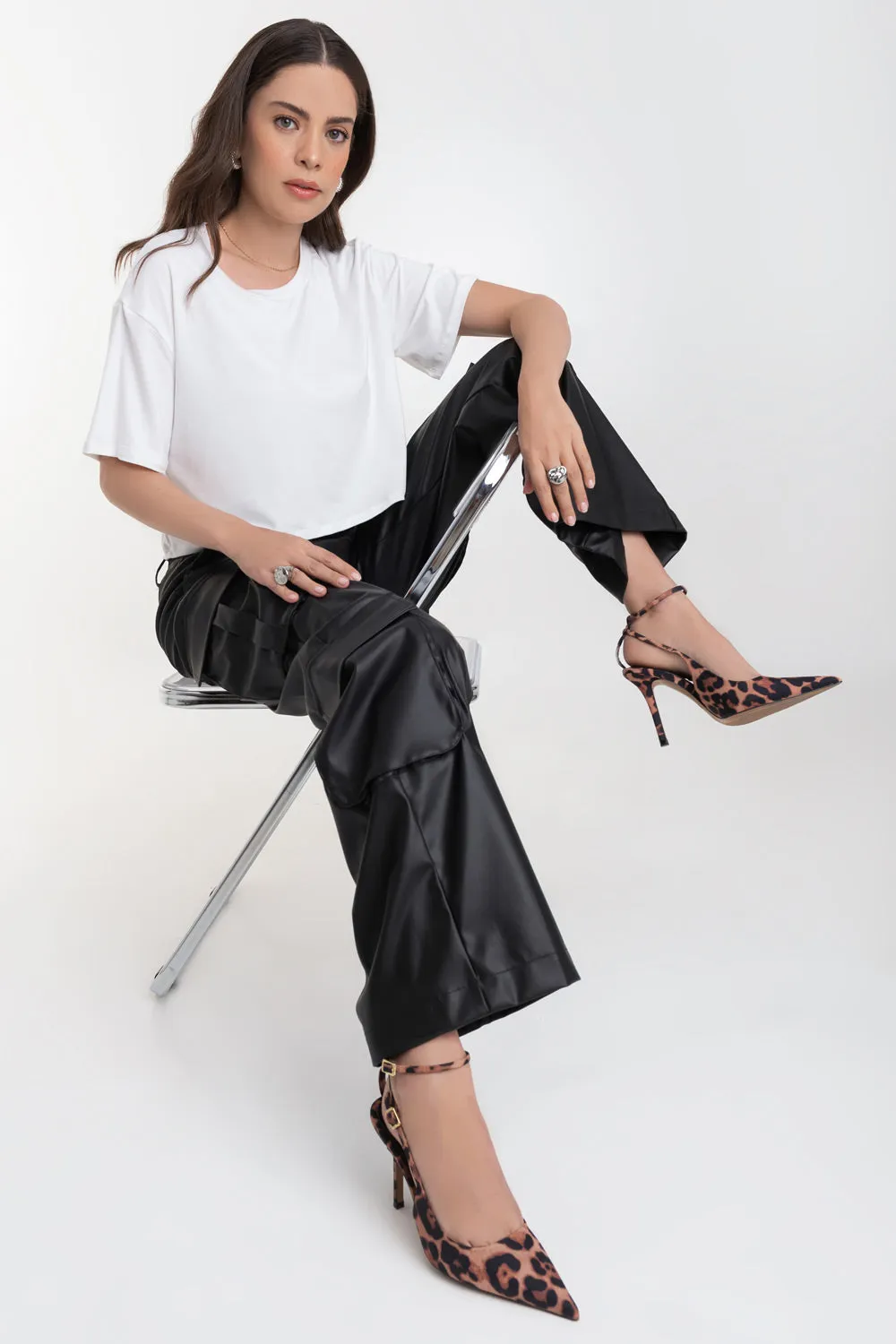 Pantalón cargo de efecto piel fit recto