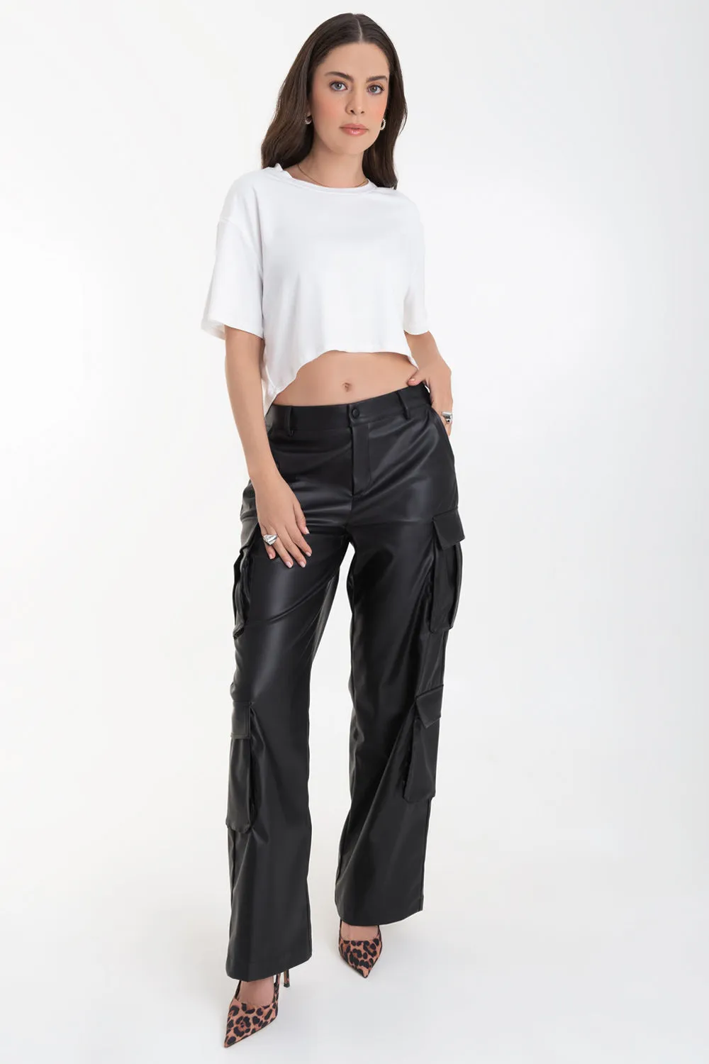 Pantalón cargo de efecto piel fit recto