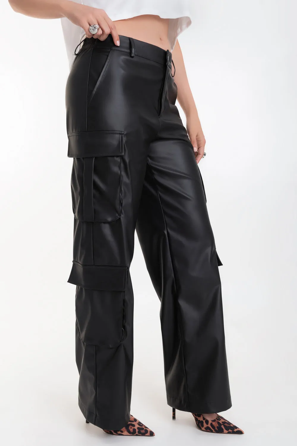 Pantalón cargo de efecto piel fit recto