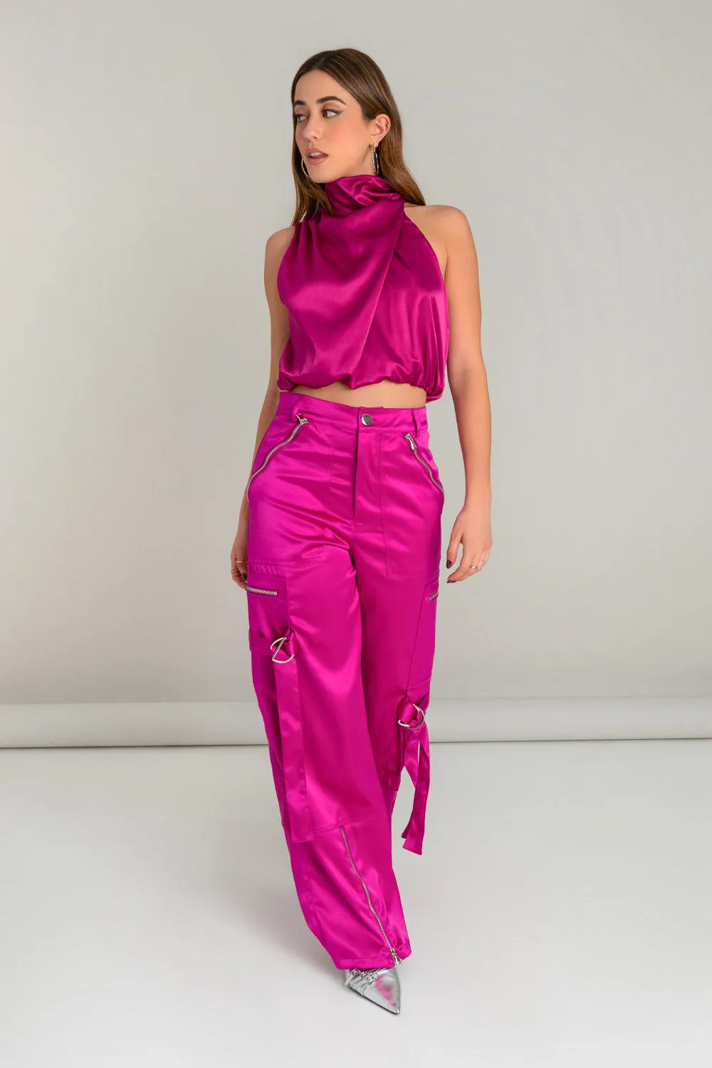 Pantalón cargo satinado fit wide leg