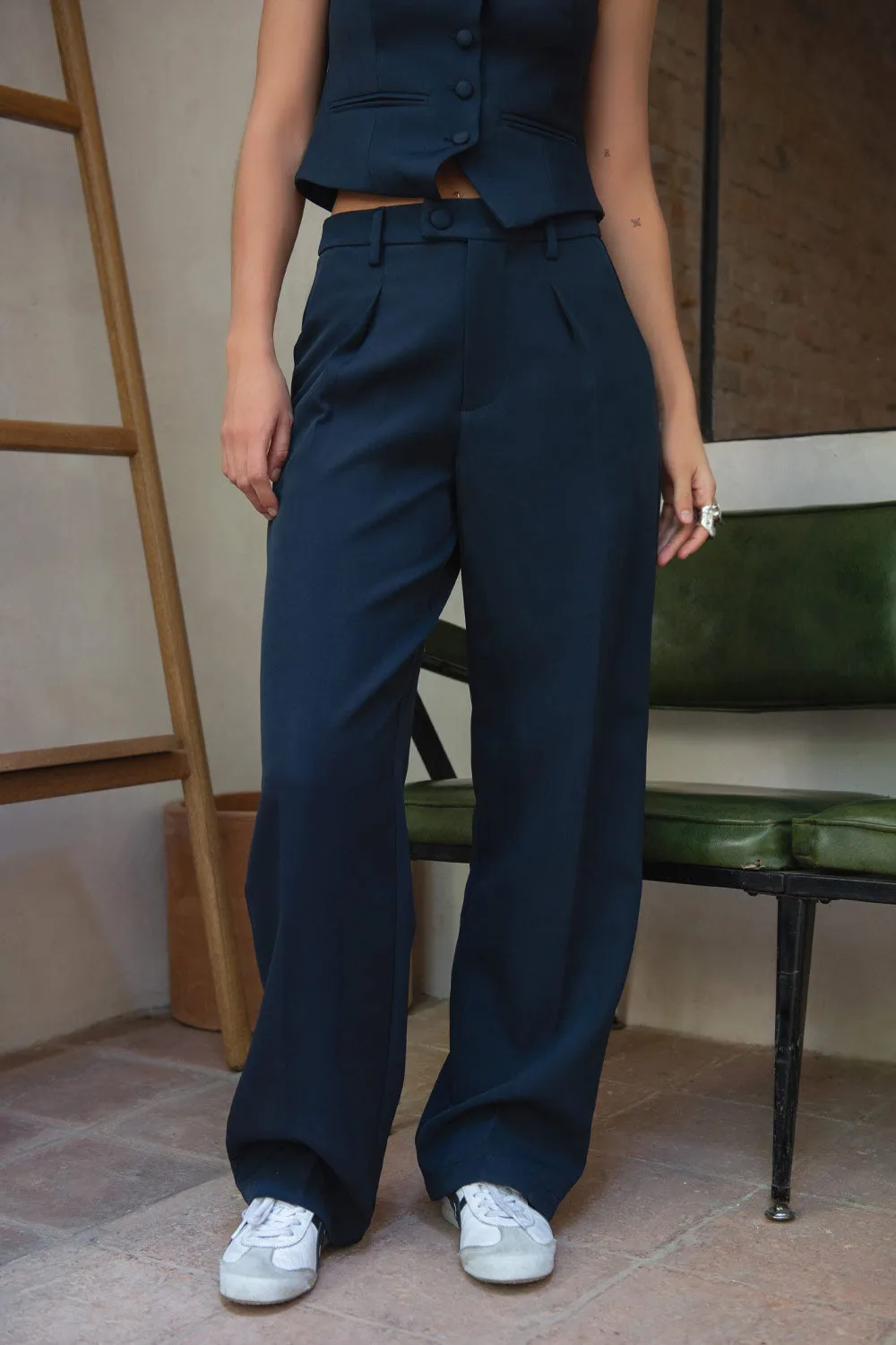 Pantalón con pinzas frontales fit wide leg tiro alto