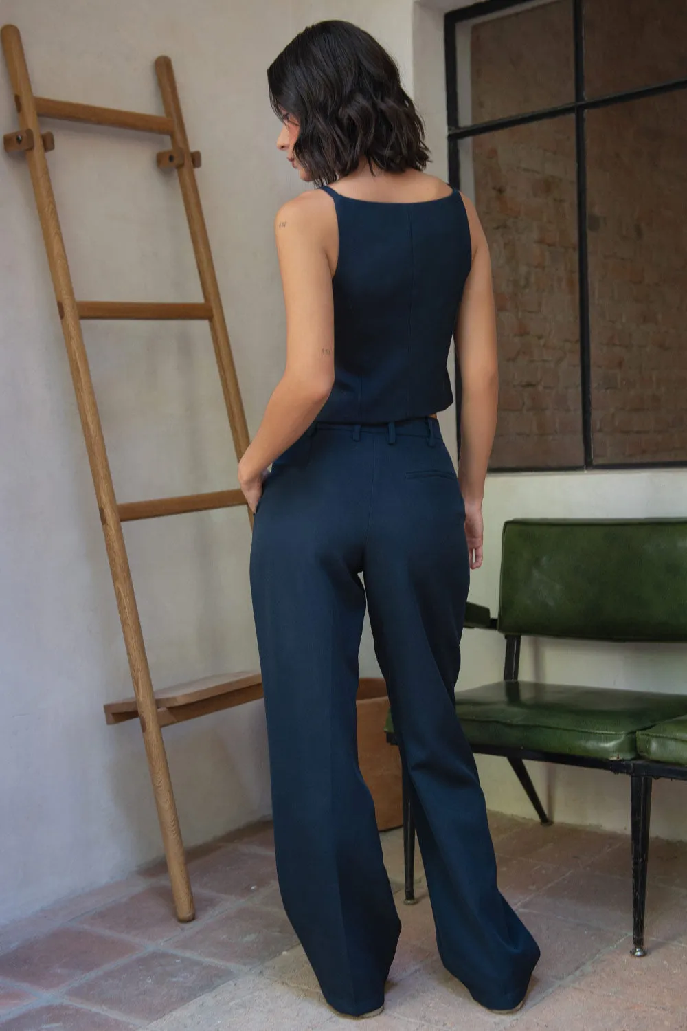 Pantalón con pinzas frontales fit wide leg tiro alto
