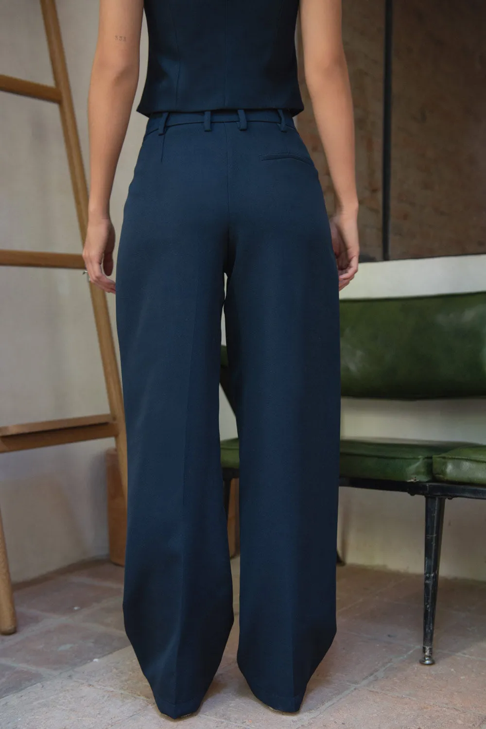 Pantalón con pinzas frontales fit wide leg tiro alto