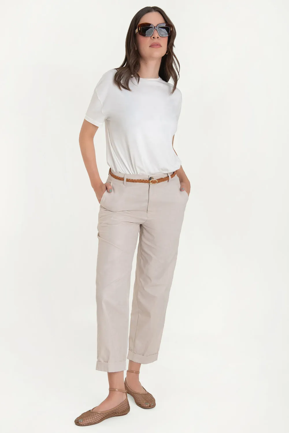 Pantalón cropped de fit recto con cinturón contraste