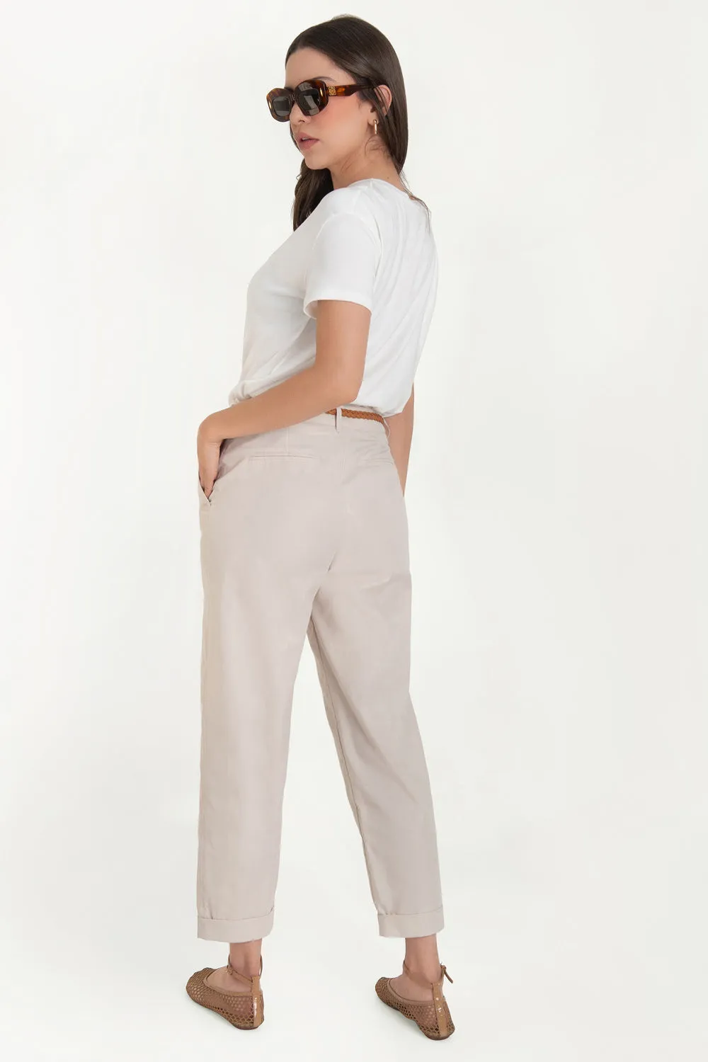 Pantalón cropped de fit recto con cinturón contraste