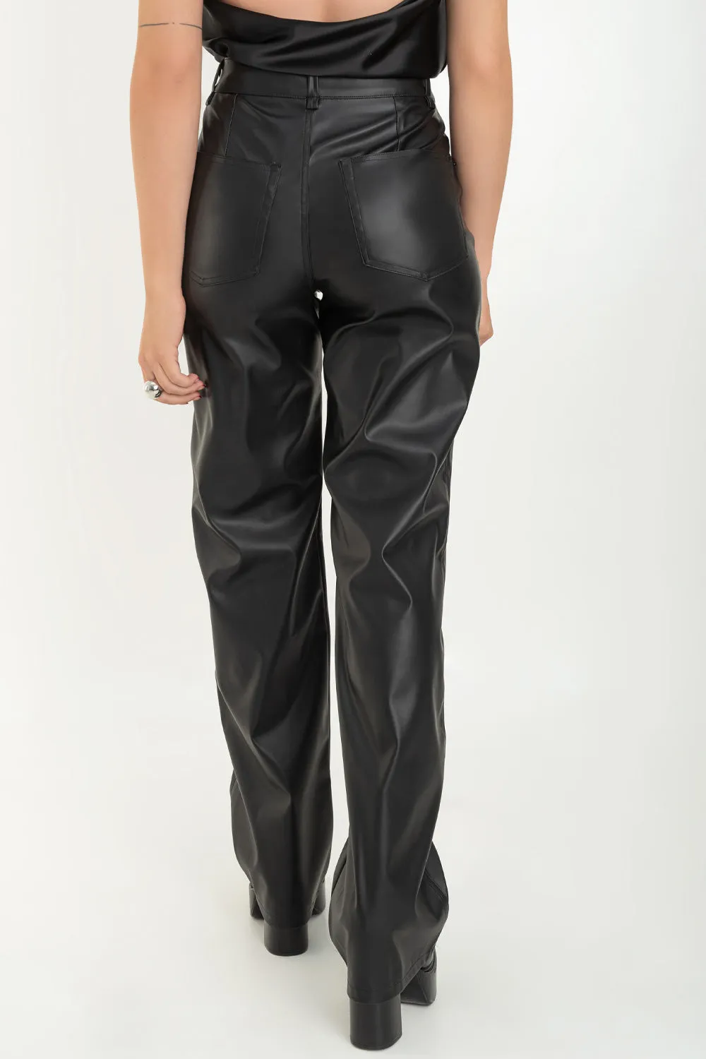 Pantalón de efecto piel fit recto tiro alto