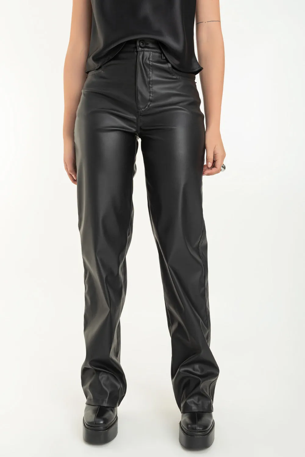 Pantalón de efecto piel fit recto tiro alto