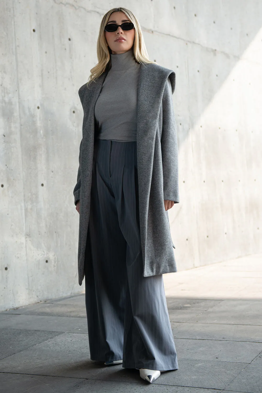 Pantalón fit palazzo de rayas con pinzas