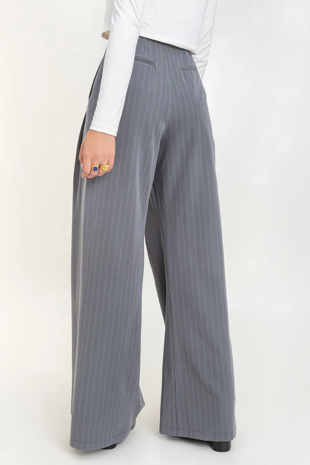 Pantalón fit palazzo de rayas con pinzas