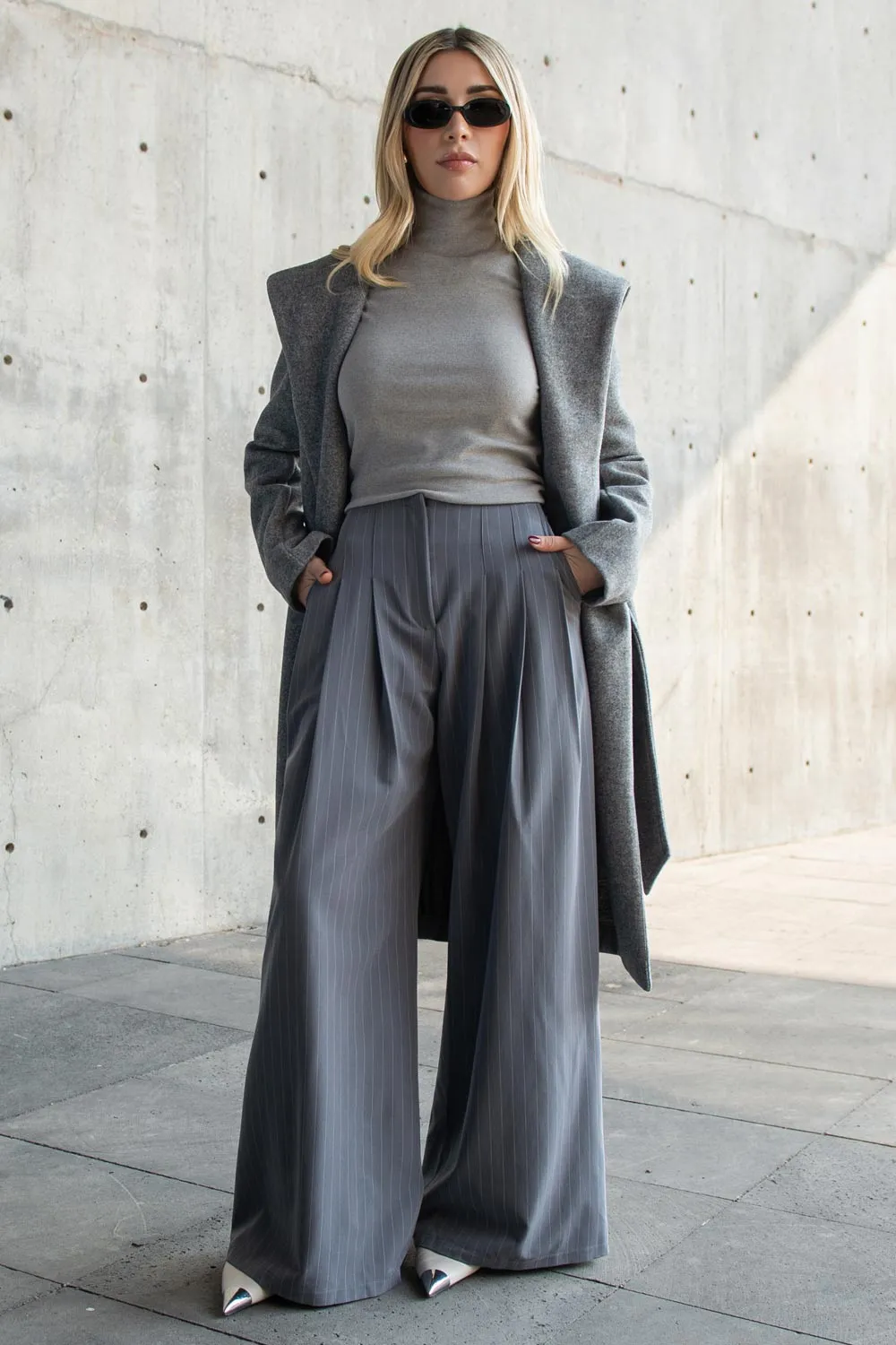 Pantalón fit palazzo de rayas con pinzas