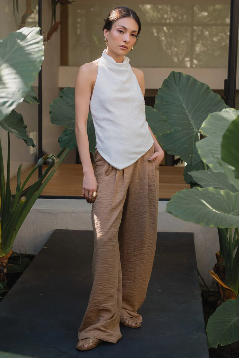 Pantalón fluido de fit recto con pinzas frontales