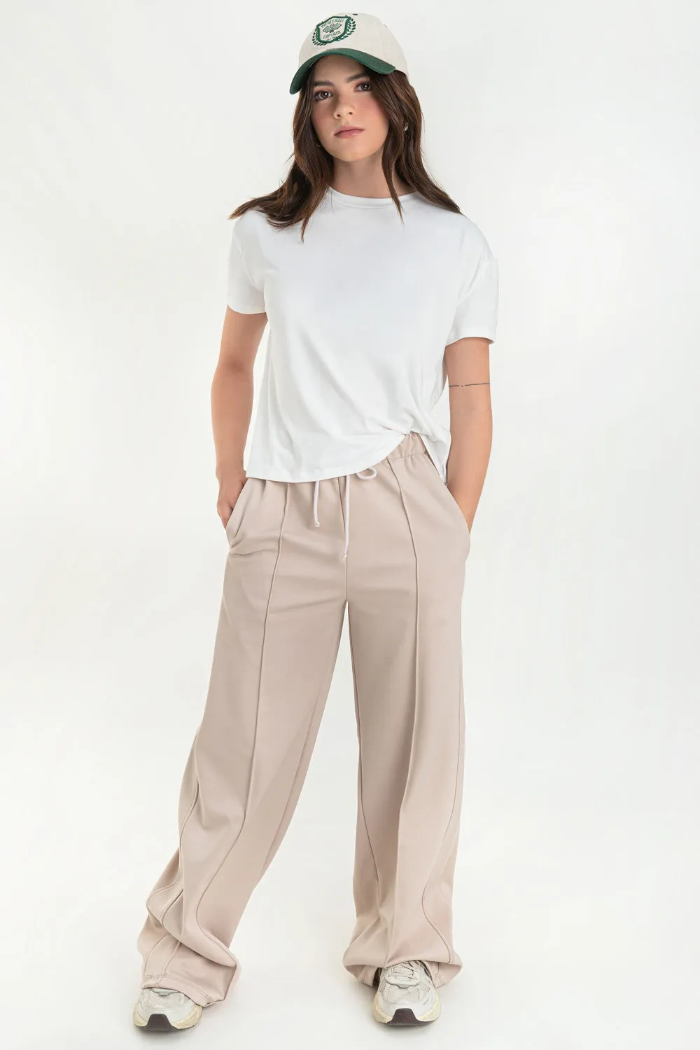 Pantalón fluido fit flare con raya