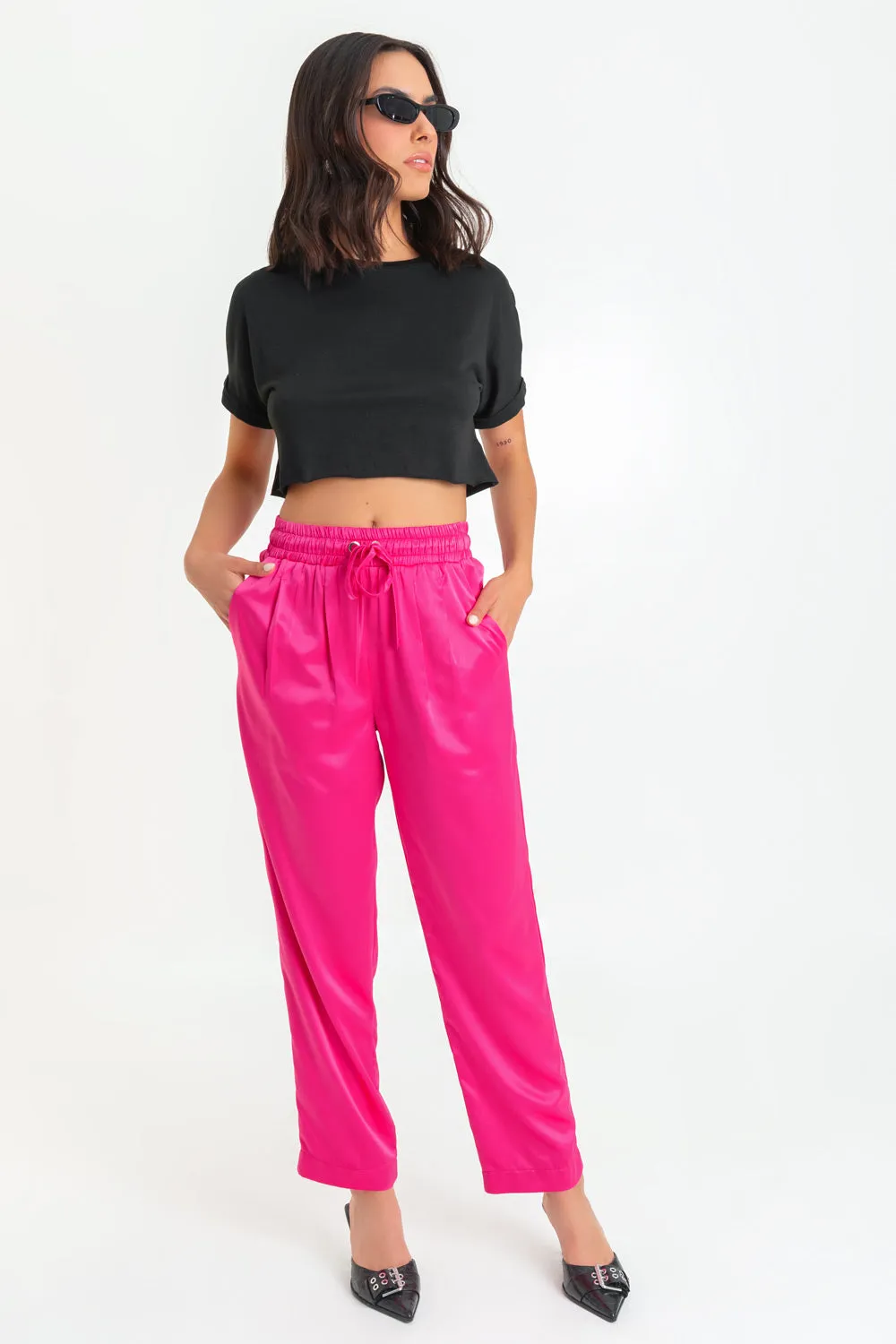 Pantalón jogger satinado recto con pinzas
