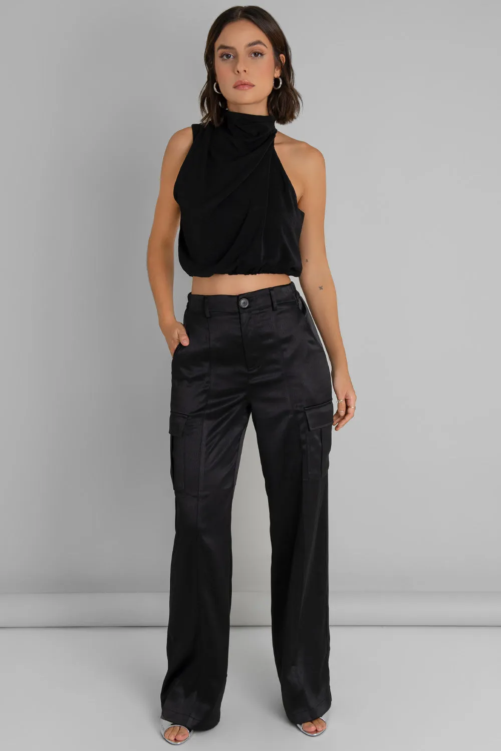 Pantalón satinado cargo wide leg fit