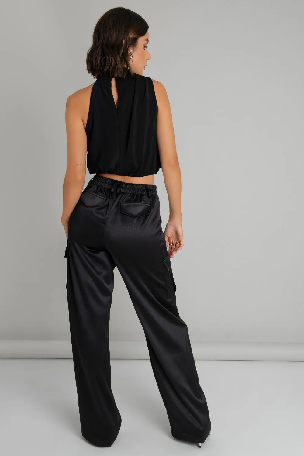 Pantalón satinado cargo wide leg fit