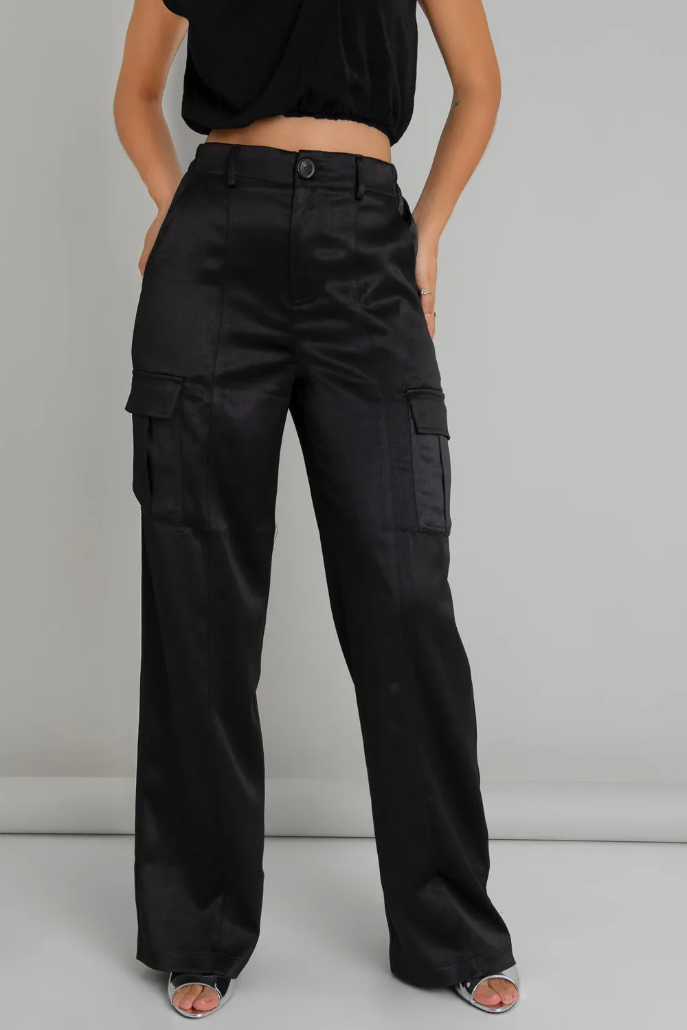 Pantalón satinado cargo wide leg fit