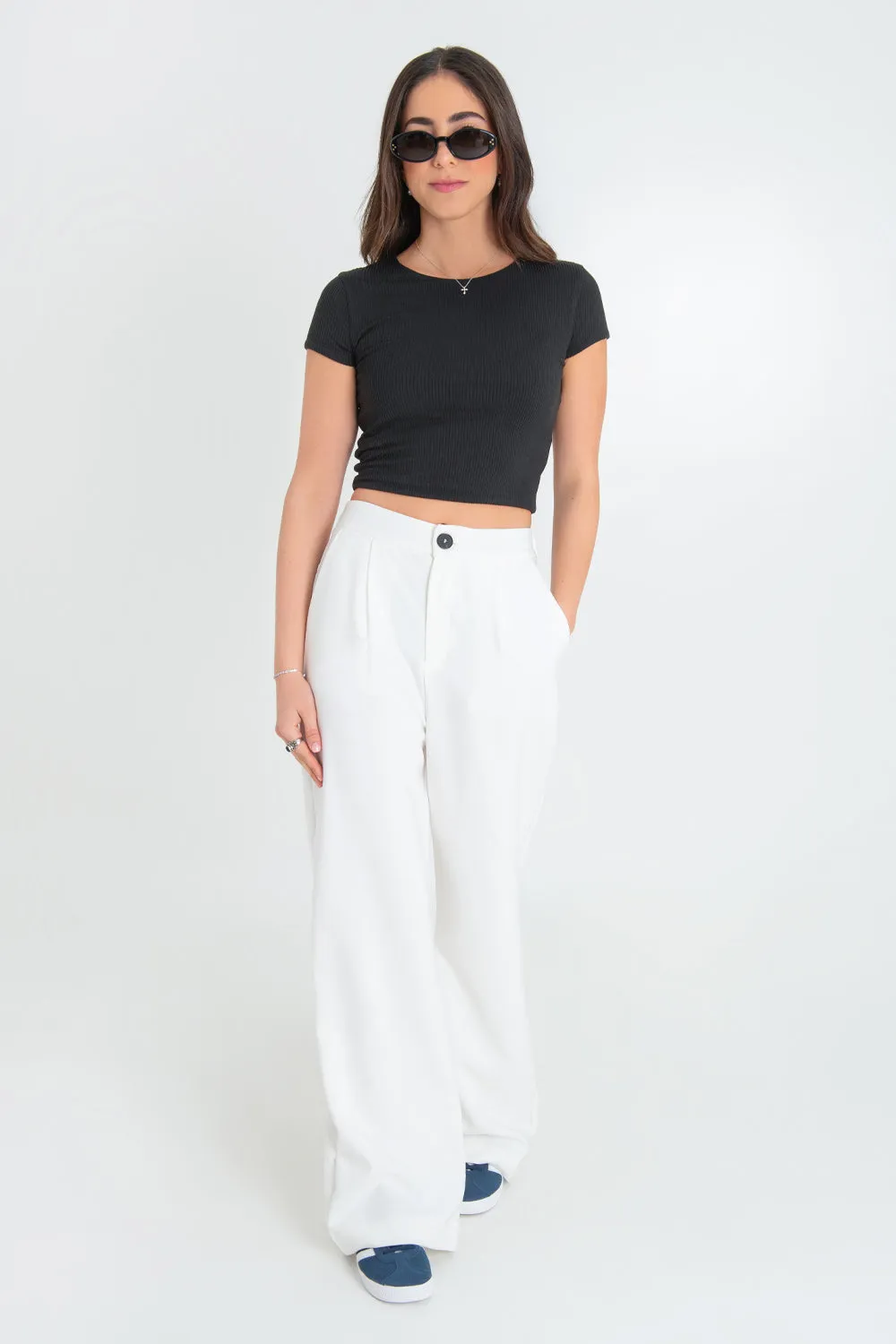 Pantalón wide leg botón contraste con pinzas