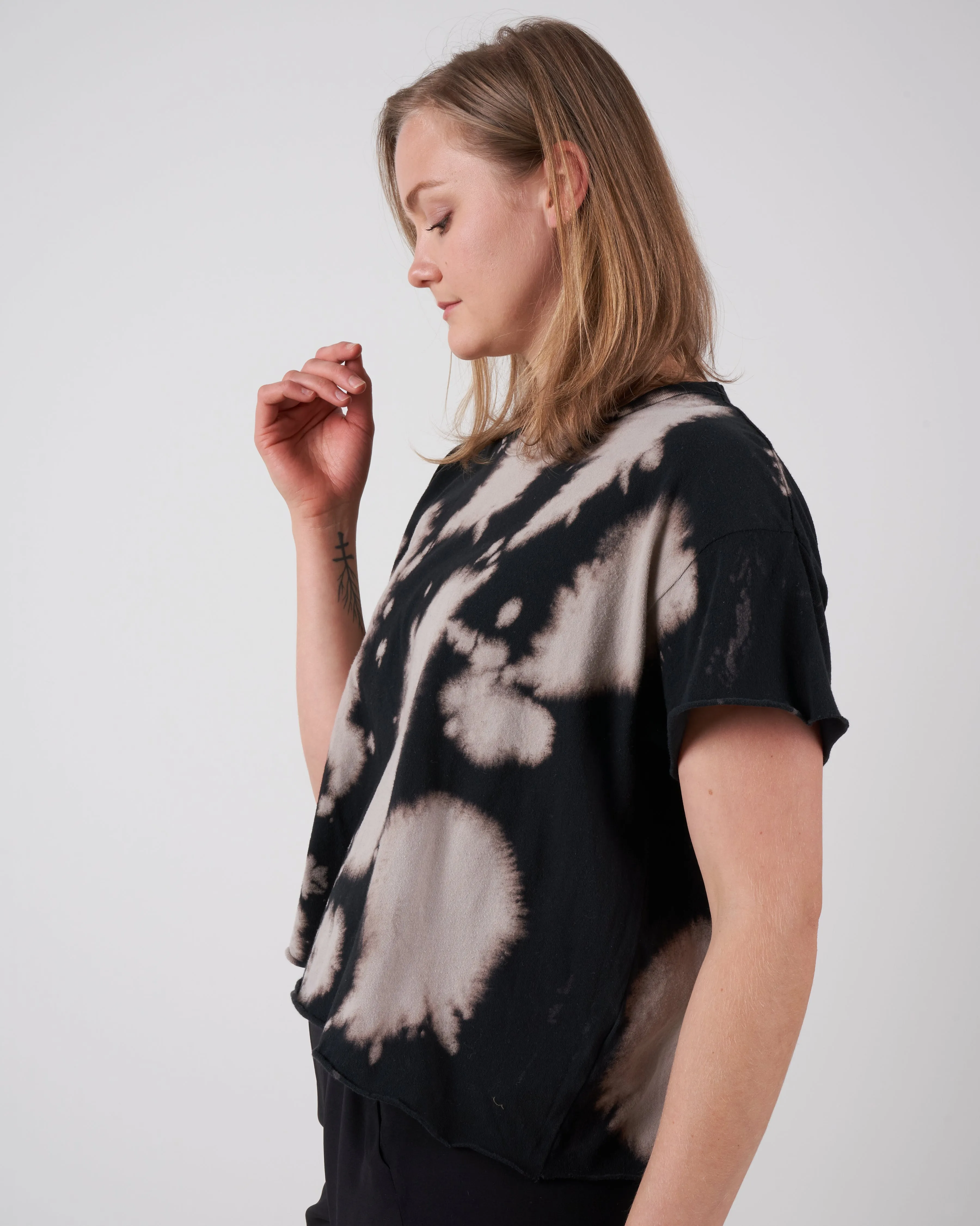 the crop tee - black cloud wash