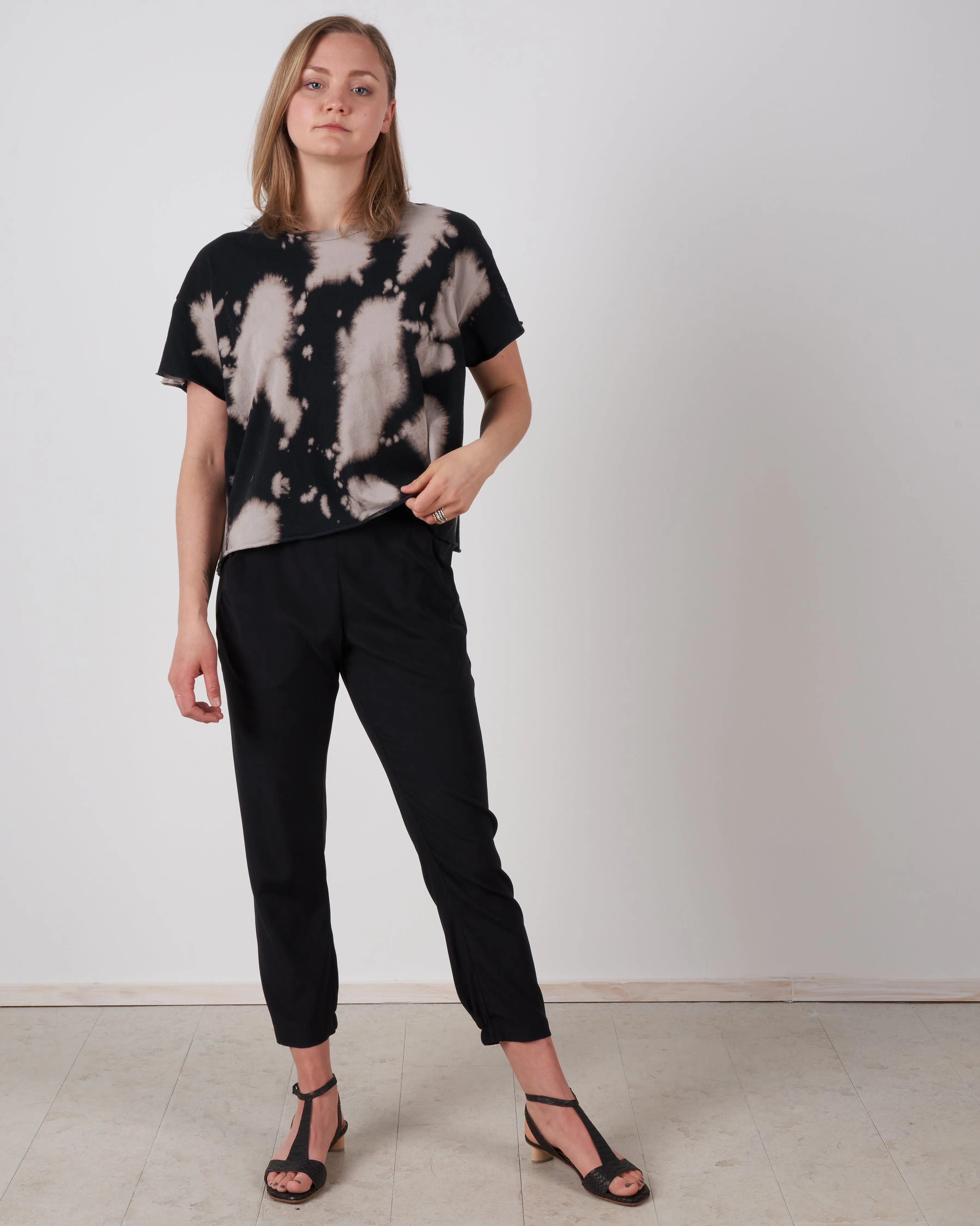 the crop tee - black cloud wash