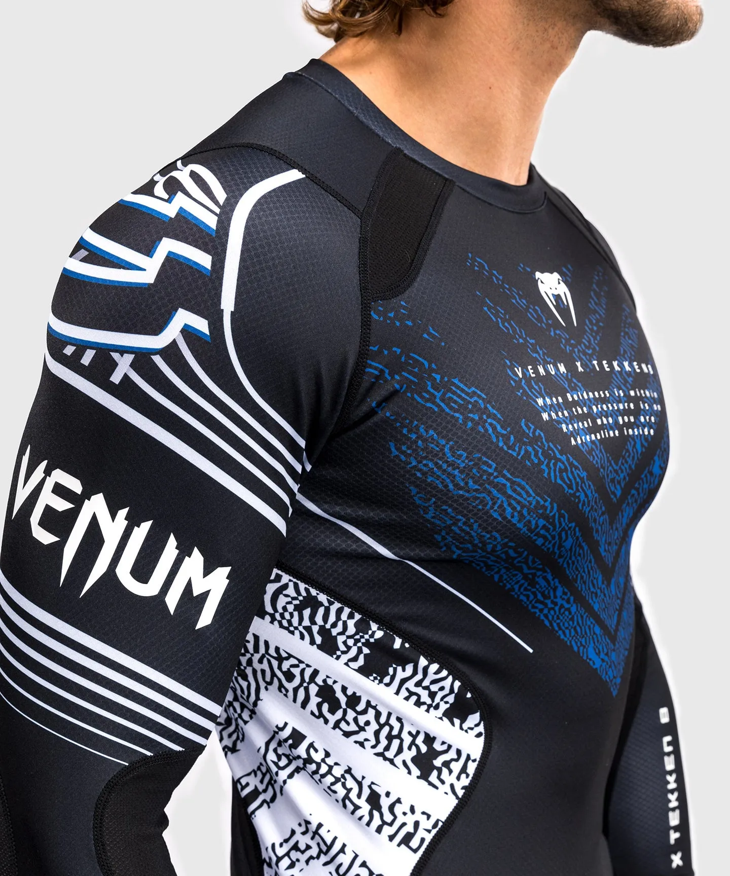 Venum x TEKKEN 8 - Jin Kazama Rashguard - Blau/Schwarz/Weiß
