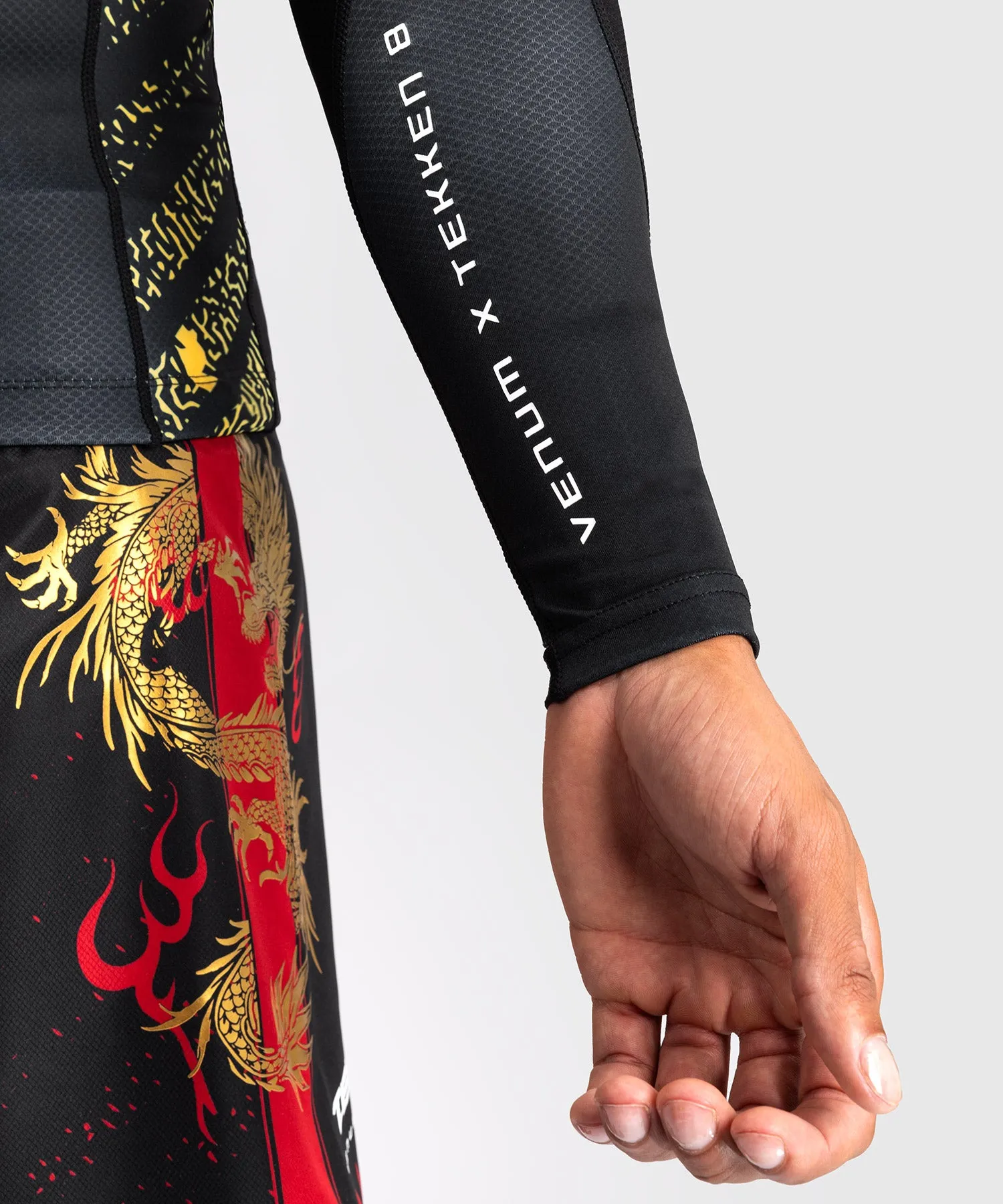 Venum x TEKKEN 8 - Marshall Law Rashguard - Schwarz/Rot/Gold